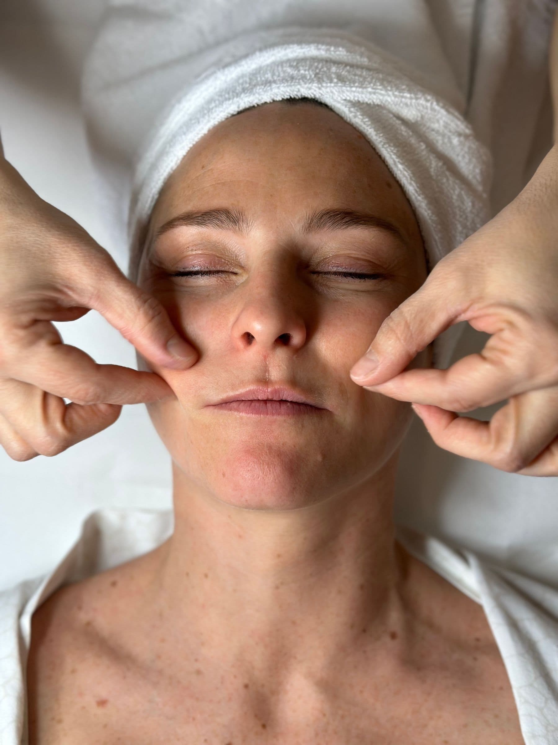 Peau relâchée sous le menton : que peut-on faire ? Solutions et Remèdes