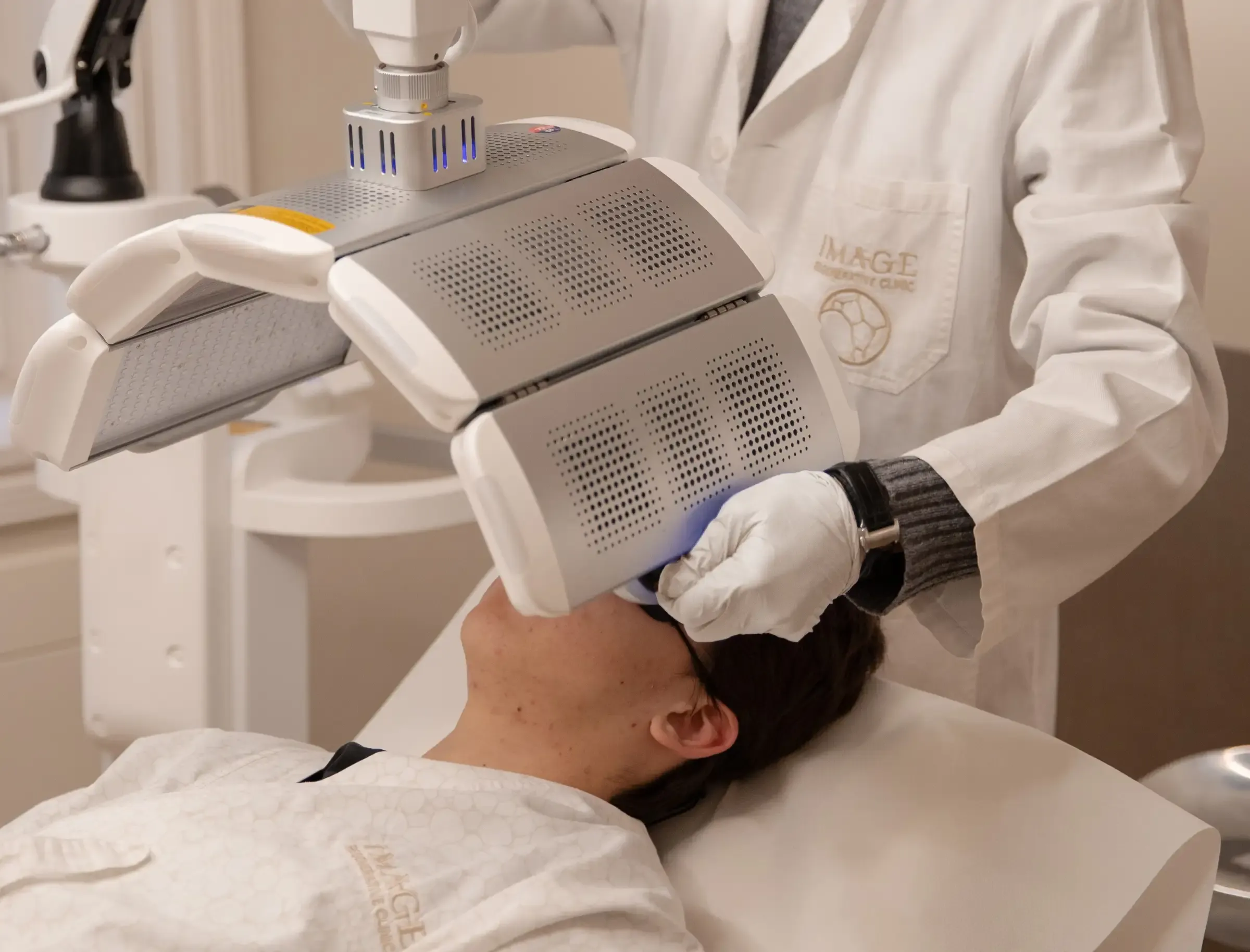 How does the Kleresca treatment work against acne?