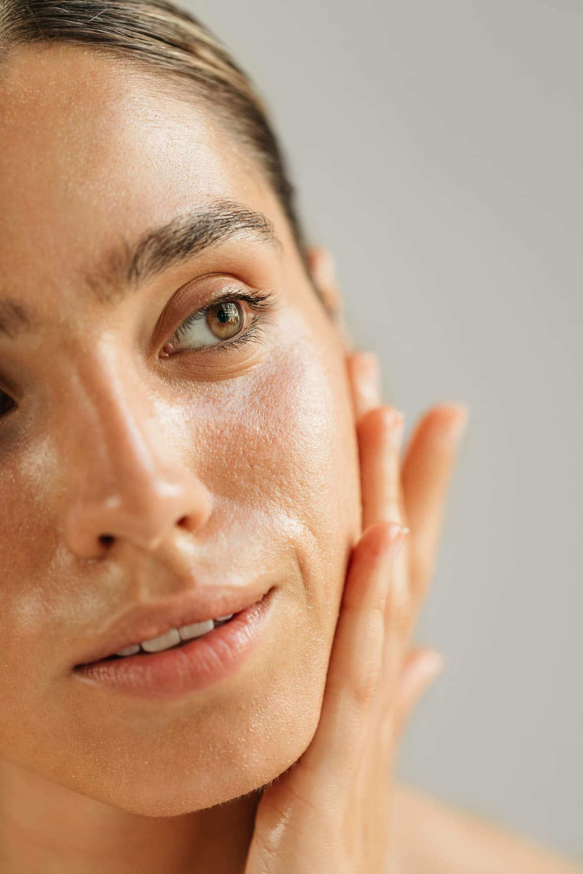 Pores dilatés et peau grasse : causes et solutions esthétiques efficaces