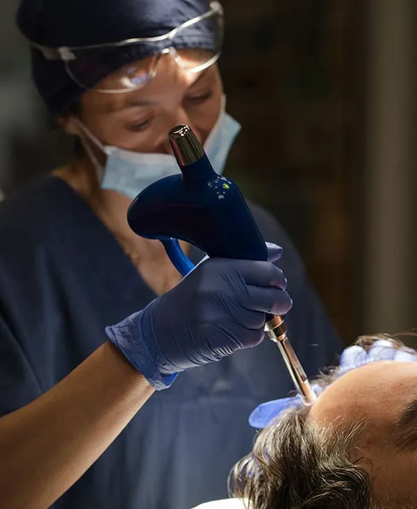 Traitement de la Chute des Cheveux : Découvrez Notre Technique Innovante de Greffe Capillaire